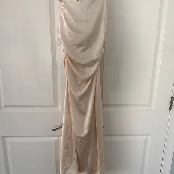 Elegant White Sleeveless Dress - Picture 3 of 7